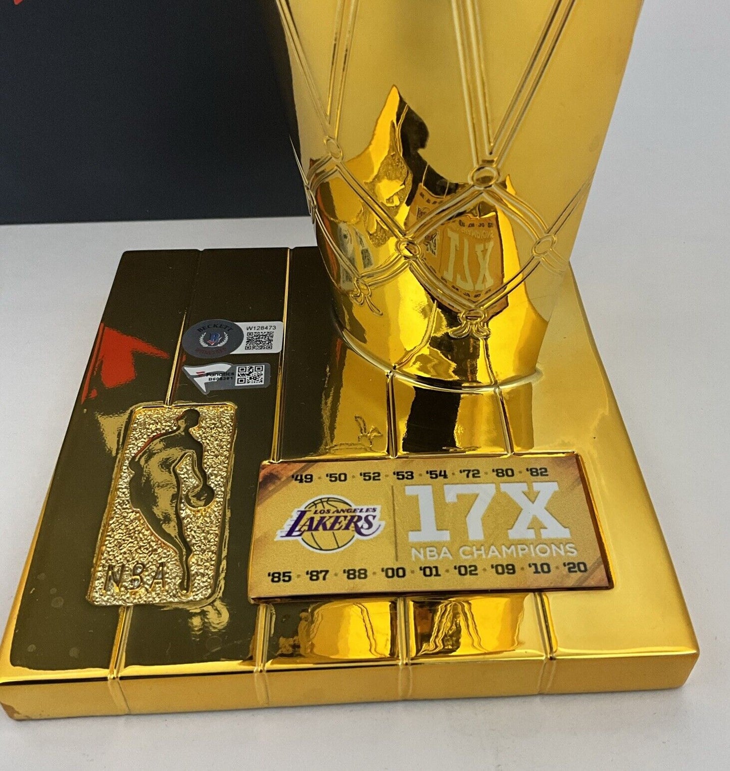 SHAQUILLE O'NEAL DEREK FISHER ROBERT HORRY SIGNED 12" LAKERS TROPHY BAS W128473