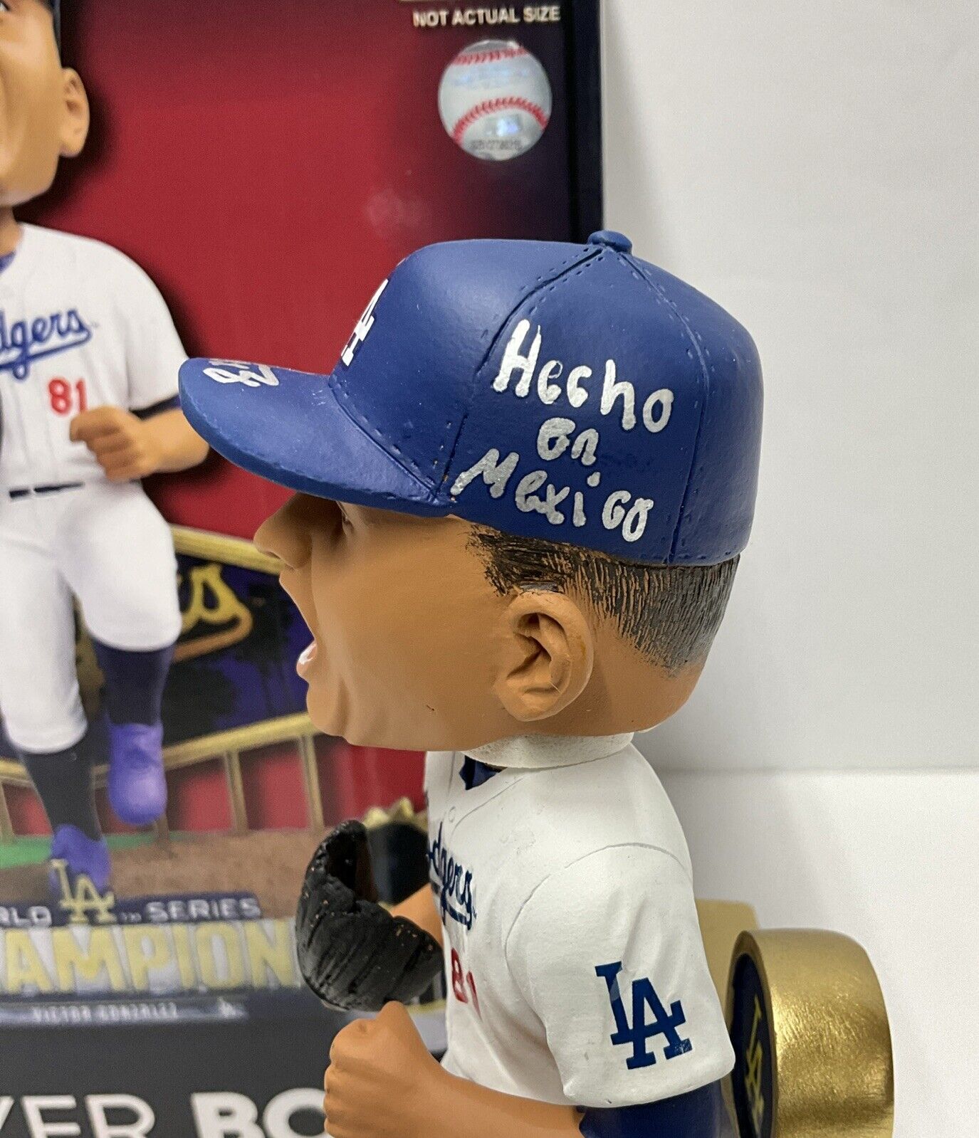 VICTOR GONZALEZ DODGERS SIGNED WS FOCO BOBBLEHEAD "HECHO EN MEXICO" PSA 2C88325