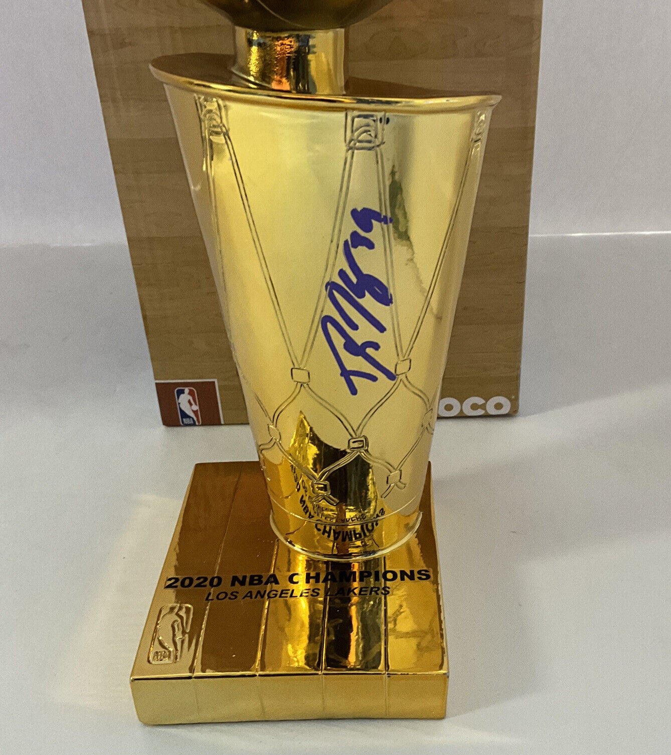 KYLE KUZMA & DWIGTH HOWARD SIGNED 12" NBA TROPHY "2020 NBA CHAMPS" PSA AI81064