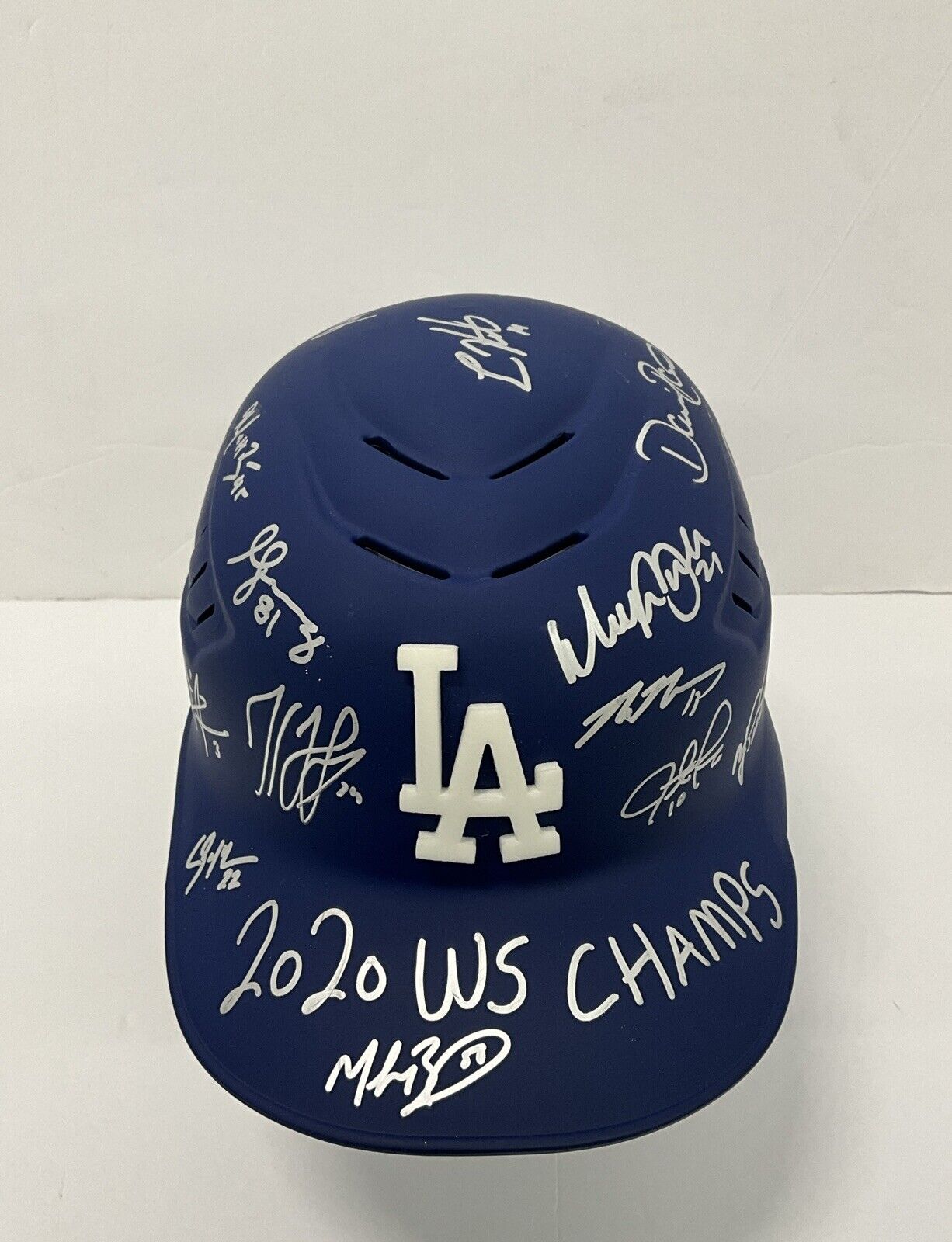 DODGERS 2020 WORLD SERIES CHAMPION FULL TEAM SIGNED HELMET 29 AUTOS PSA 9A26528