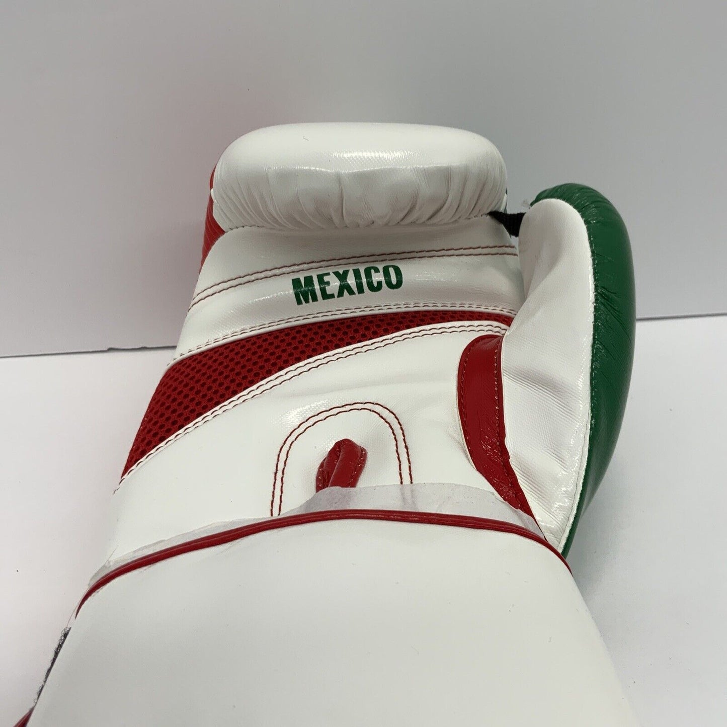 JULIO CESAR CHAVEZ SIGNED TITLE MEXICO RH GLOVE WITH "HOF 2011" INSC BAS W210315