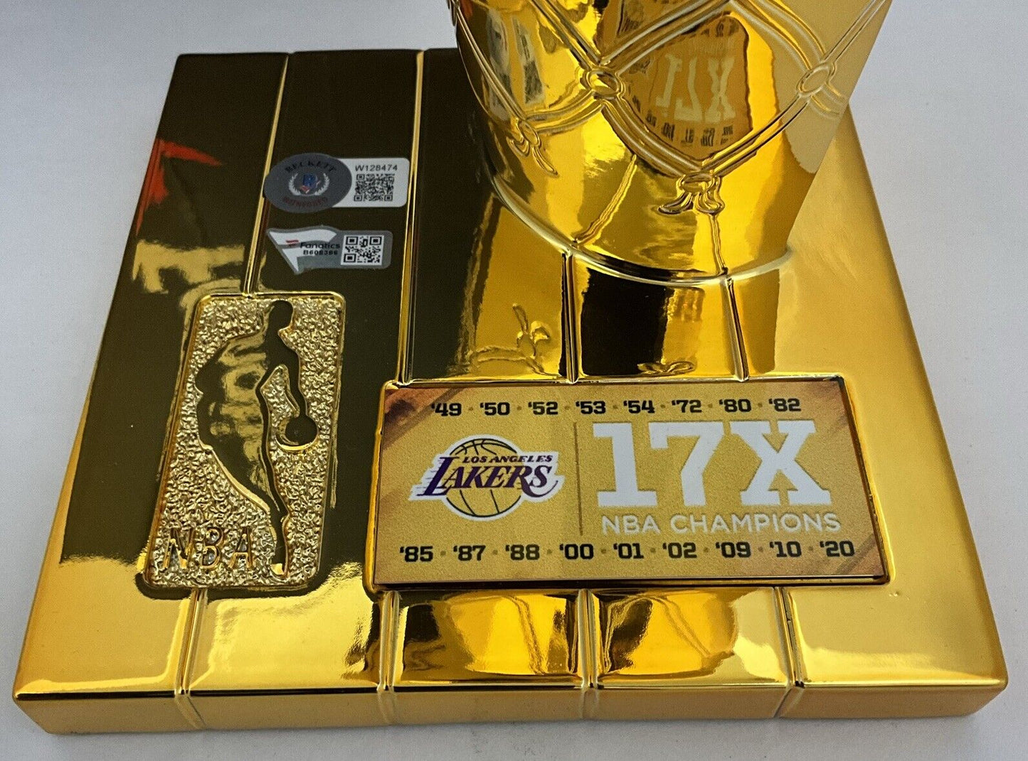 SHAQUILLE O'NEAL DEREK FISHER ROBERT HORRY SIGNED 12" LAKERS TROPHY BAS W128474