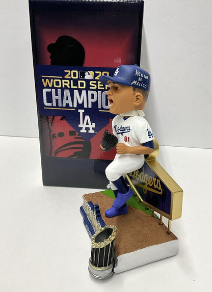 VICTOR GONZALEZ DODGERS SIGNED WS FOCO BOBBLEHEAD "HECHO EN MEXICO" PSA 2C88328