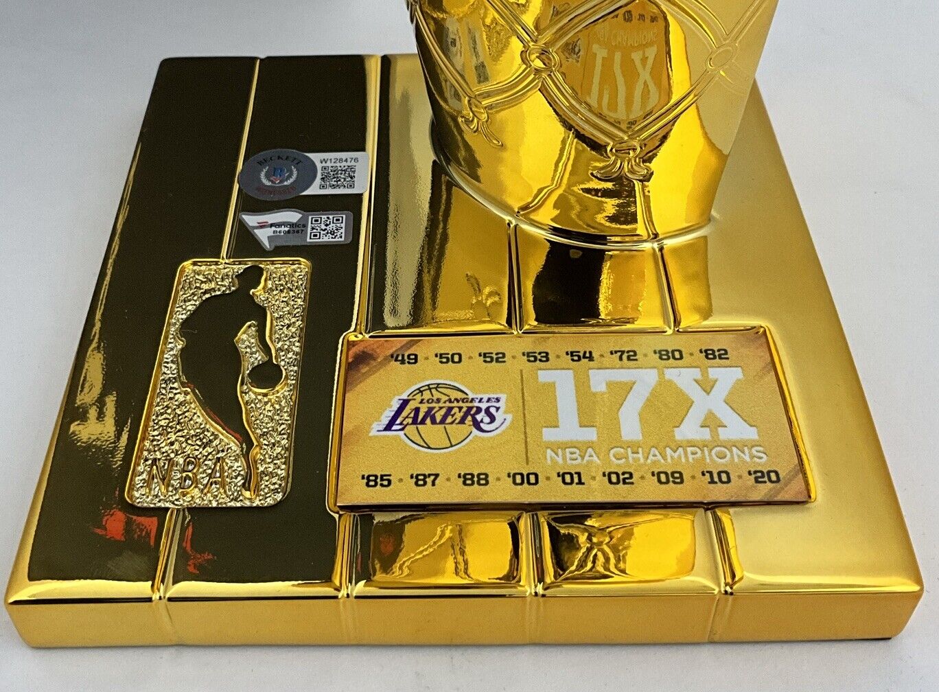 SHAQUILLE O'NEAL DEREK FISHER ROBERT HORRY SIGNED 12" LAKERS TROPHY BAS W128476