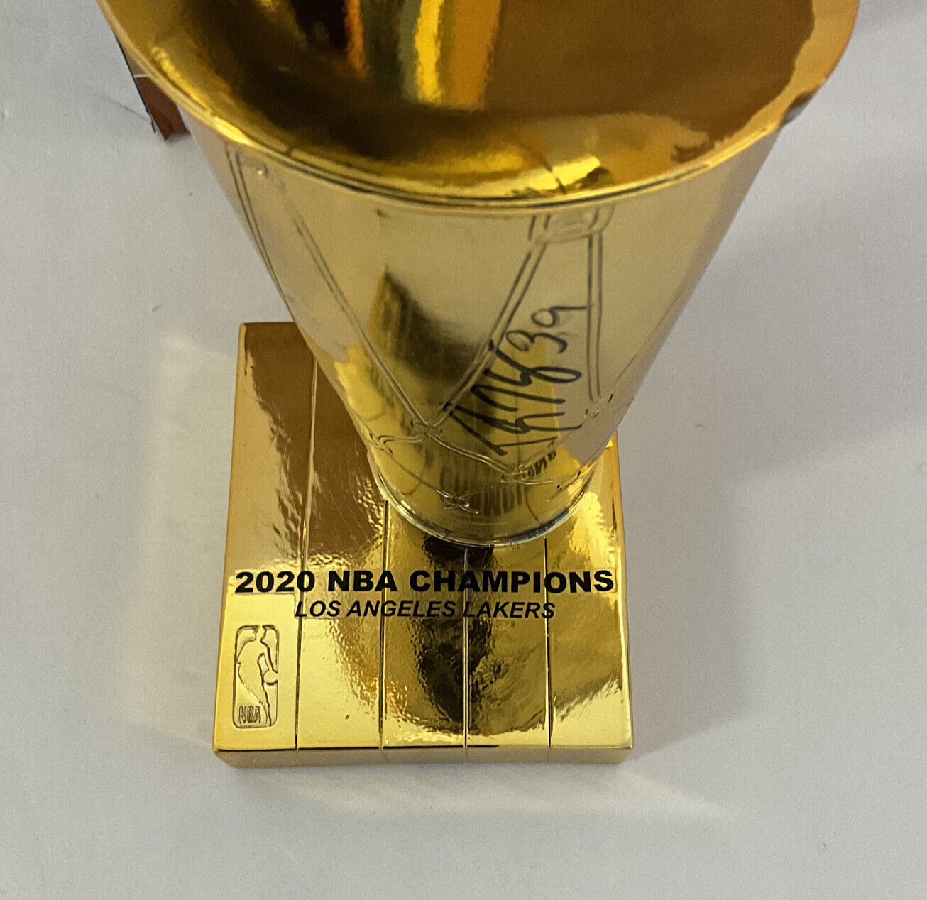 KYLE KUZMA & DWIGTH HOWARD SIGNED 12" NBA TROPHY "2020 NBA CHAMPS" PSA AI81056