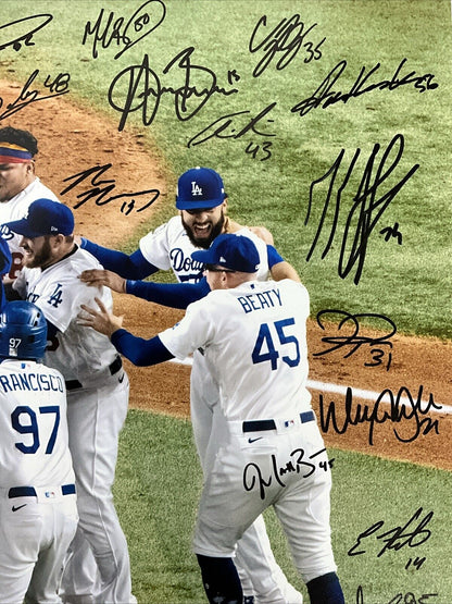 DODGERS 2020 WORLD SERIES FULL TEAM SIGNED 16X20 PHOTO 29 AUTOS PSA 9A48073