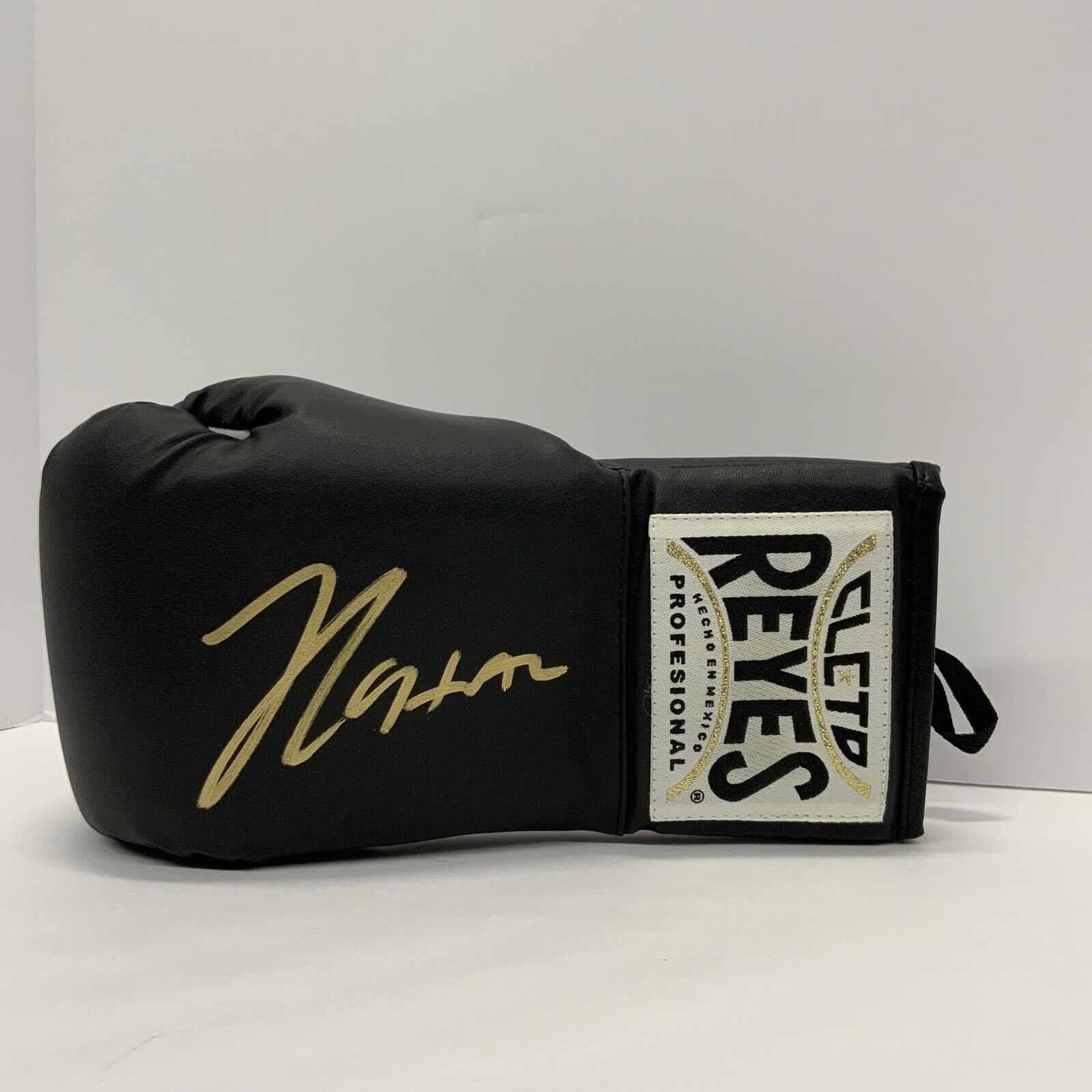 JULIO CESAR CHAVEZ SIGNED CLETO REYES LH BLACK GLOVE  BAS W210329