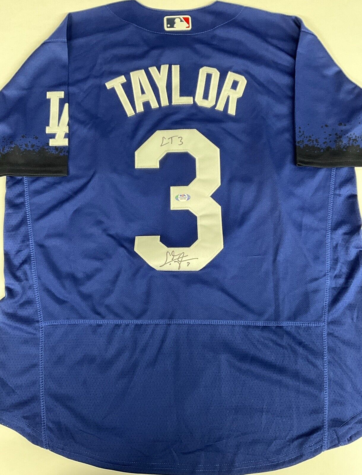 CHRIS TAYLOR DODGERS SIGNED CITY CONNECT JERSEY "CT3" INSCRIPTION PSA 1C01353